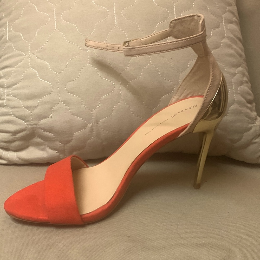 Pretty orange heel with gold heel never wore tan detail